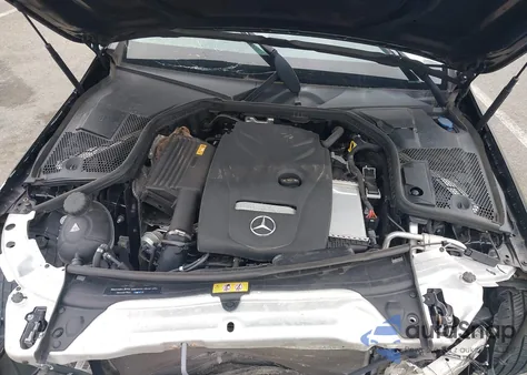 2018 Mercedes-Benz C 300 4Matic z USA, uszkodzony, nr VIN 55SWF4KB8JU257360